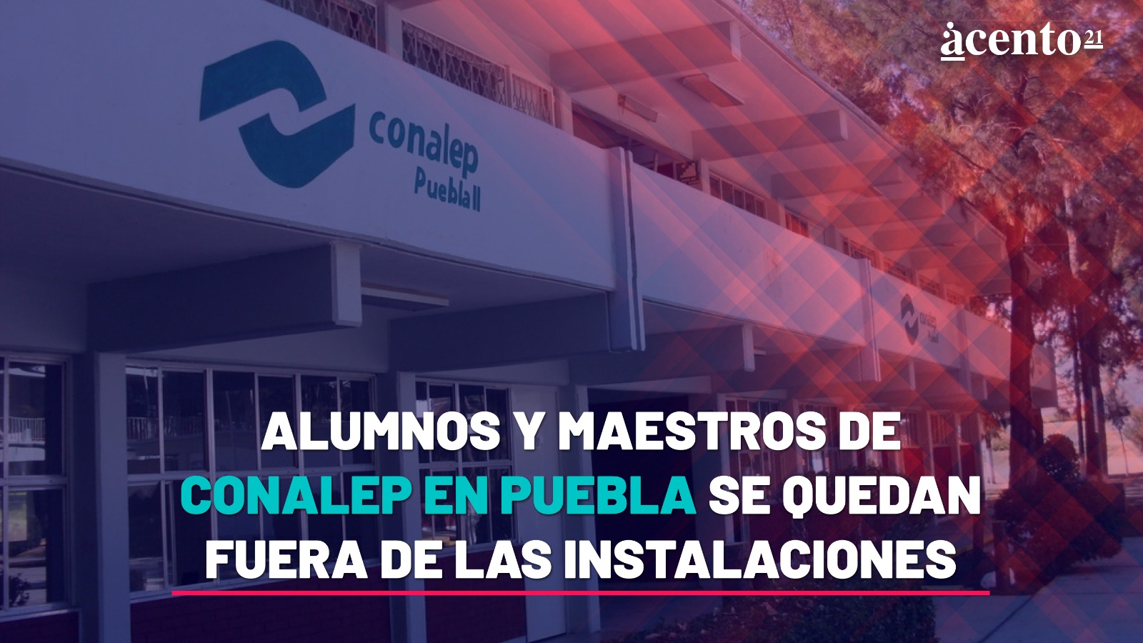 Alumnos y maestros de CONALEP en Puebla se quedan fuera de las instalaciones.