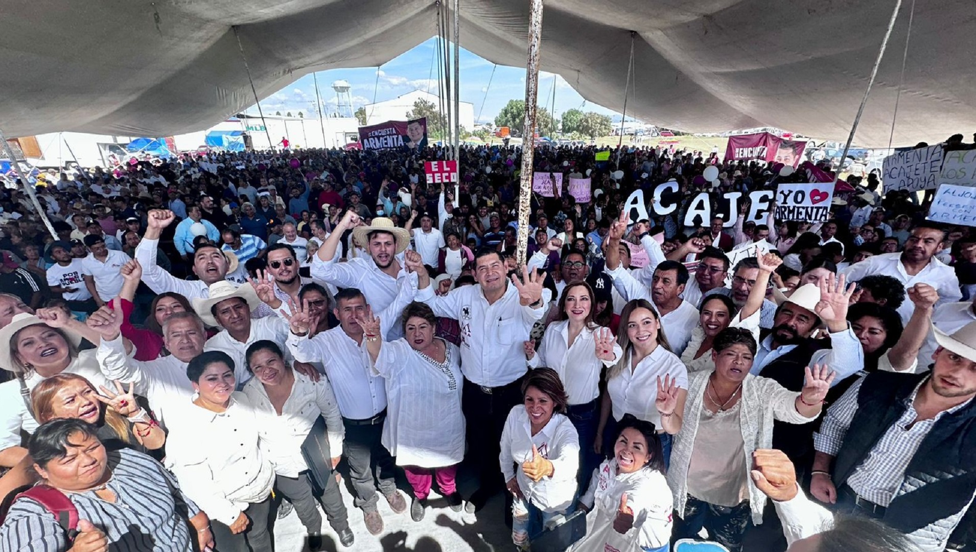 Alejandro Armenta y comerciantes de Tepeaca