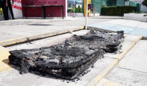 Llantas quemadas por los normalistas de Teteles, Puebla