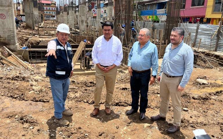 Javier Aquino supervisa obras en Huauchinango