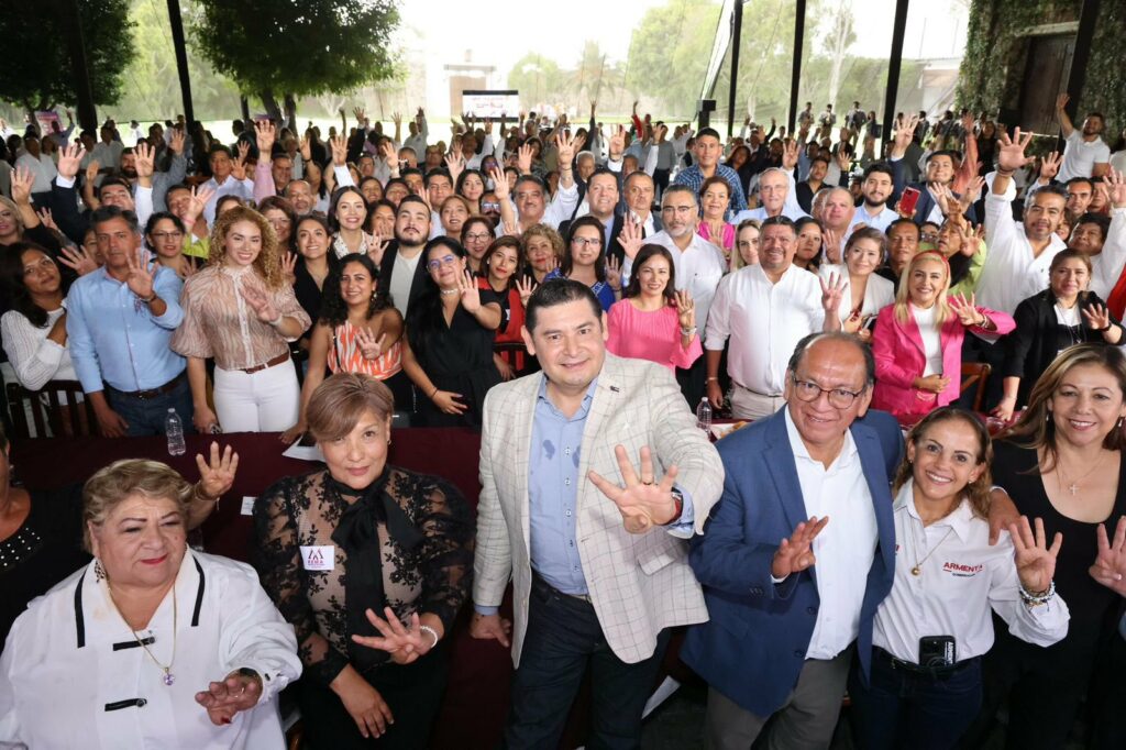 Alejandro Armenta junto a miembros del equipo territorial que lo acompañó durante su campaña.