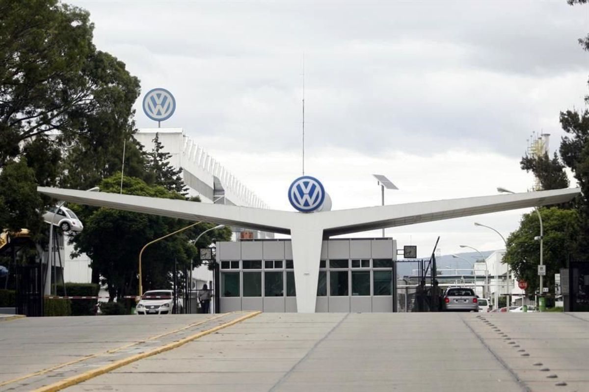 Volkswagen debe reinstalar a 8 trabajadores