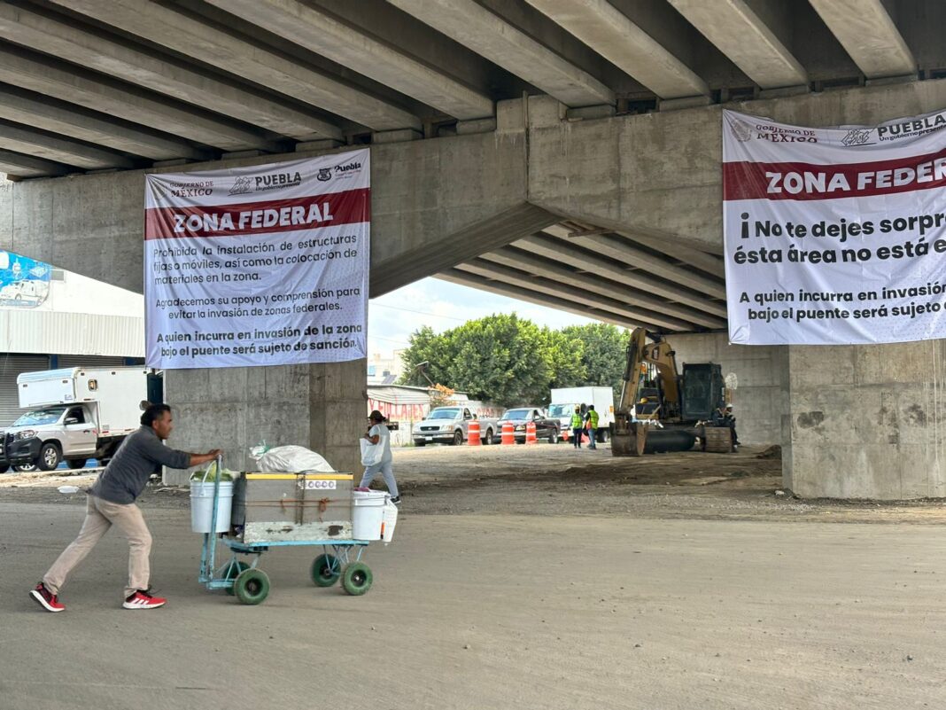 Ambulantes intentan invadir debajo del puente de la Central de Abasto