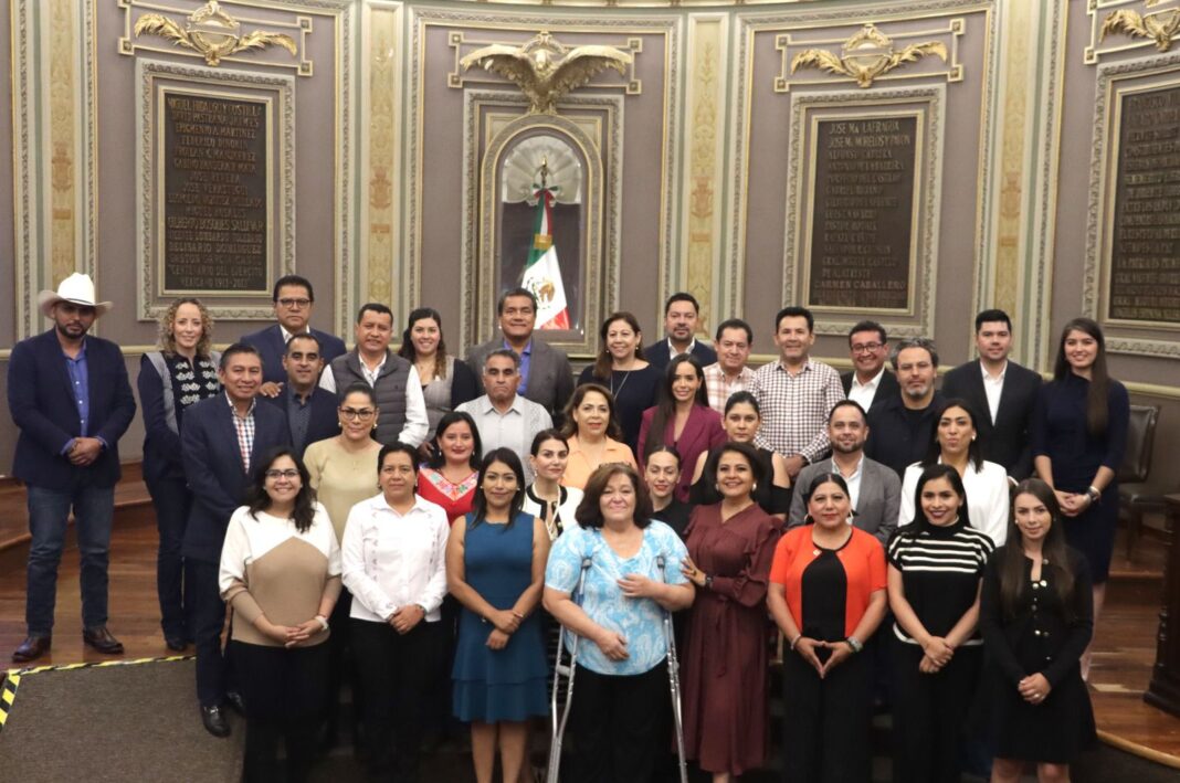 Diputados electos de Puebla acuden al Congreso previo a la toma de protesta