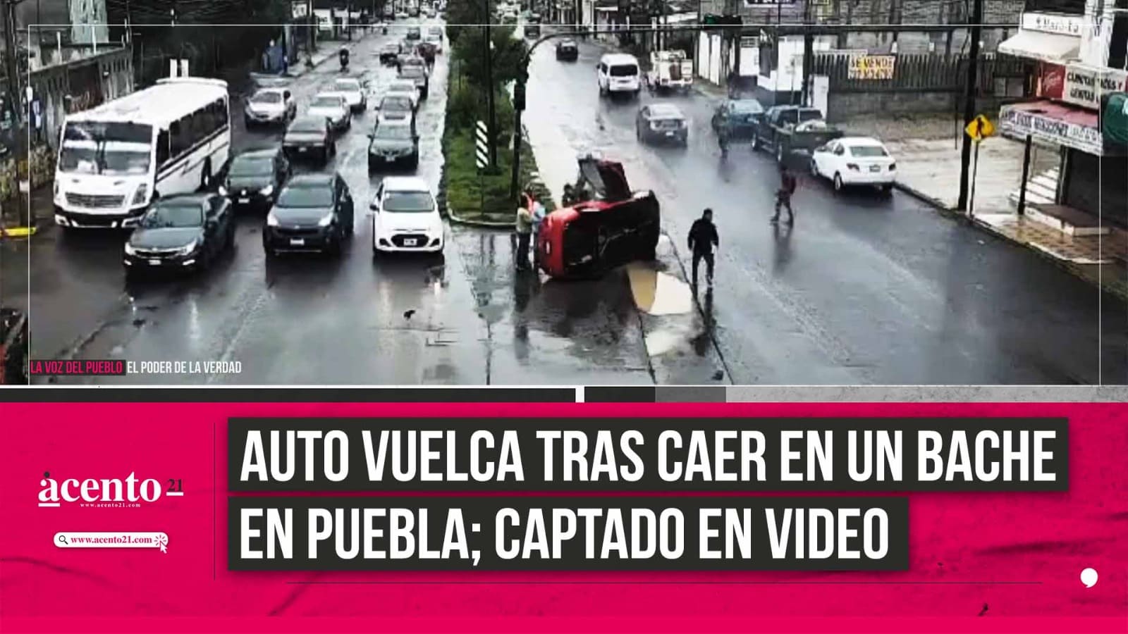 VIDEO Auto vuelca tras caer en un bache en Puebla