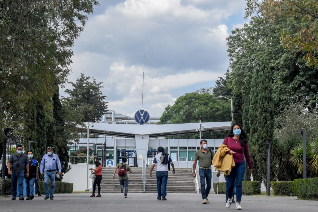 Volkswagen y sindicato amplían negociación salarial al 19 de septiembre