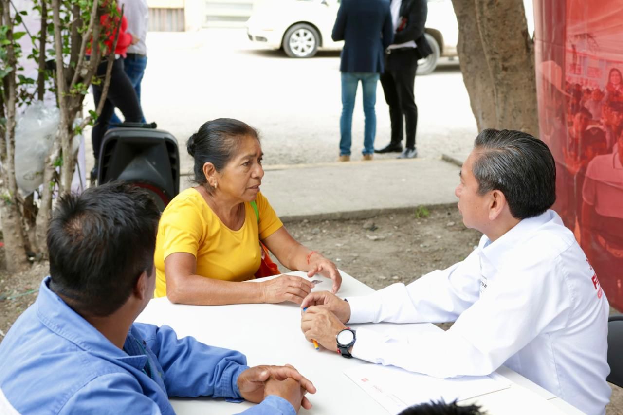 Instala José Luis Figueroa, mesa de atención ciudadana -El diputado local por el distrito 20, llegó a la colonia Constitución Mexicana, para escuchar y encaminar peticiones. Puebla, Pue.- Con la finalidad de escuchar, canalizar y empoderar leyes más justas para los poblanos, el diputado local por el distrito 20, José Luis Figueroa; instaló la “Mesa de Atención Ciudadana”. Cumpliendo uno de sus compromisos de cara a los habitantes que confiaron en él, sostuvo que cada semana estará realizando esta labor. De esta manera habitantes de la colonia Constitución Mexica, SNTE, Playas del Sur, entre otros fueron atendidos por el también coordinador de la bancada del PT en el Congreso del Estado. Recordó que una de las peticiones más recurrentes externadas en campaña, fue la de regresar a su distrito. De ahí la urgencia de atender esta percepción con acciones que cambien de manera positiva la vida de los poblanos. Figueroa Cortes, aseguró que cada semana recorrerá el distrito, para ser la voz de los grupos vulnerables en el pleno del Congreso del Estado.