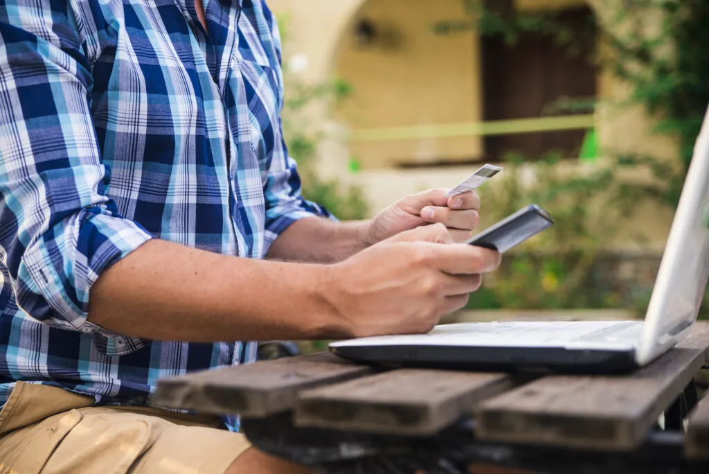 Esta imagen tiene un atributo ALT vacío; su nombre de archivo es handsome-man-relaxing-his-garden-using-laptop-shop-sunny-day-1024x684.jpg.webp