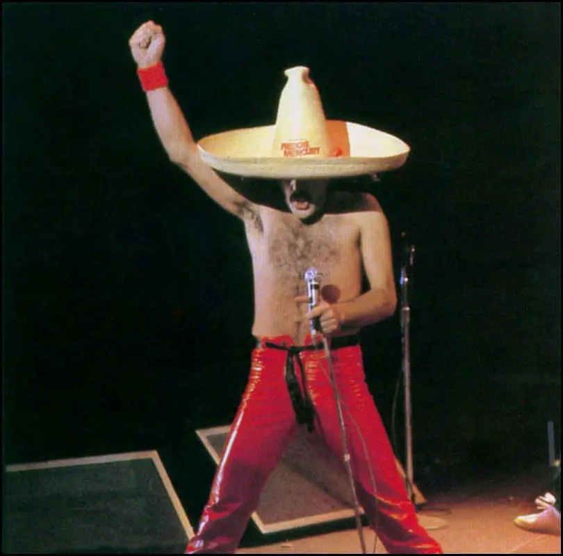 Freddie Mercury usando somrbrero en Puebla