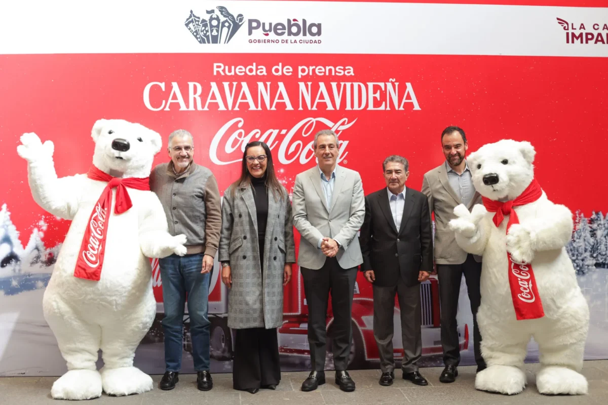 El edil, Pepe Chedraui junto a los ositos Coca Cola 