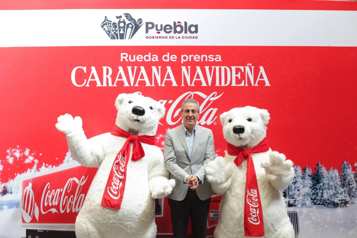 El edil, Pepe Chedraui junto a los ositos Coca Cola