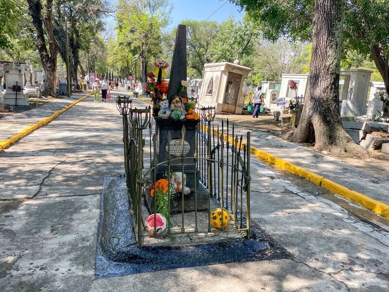 Poblanos honran a sus difuntos en el Panteón Municipal este Día de Muertos