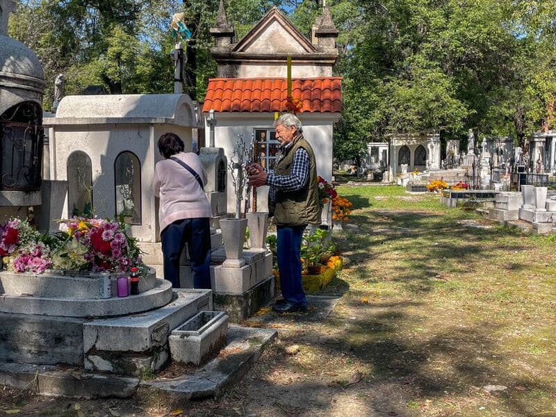 Poblanos honran a sus difuntos en el Panteón Municipal este Día de Muertos