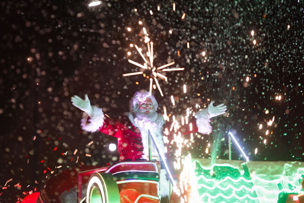 Santa Claus apareció en la caravana navideña Coca-Cola