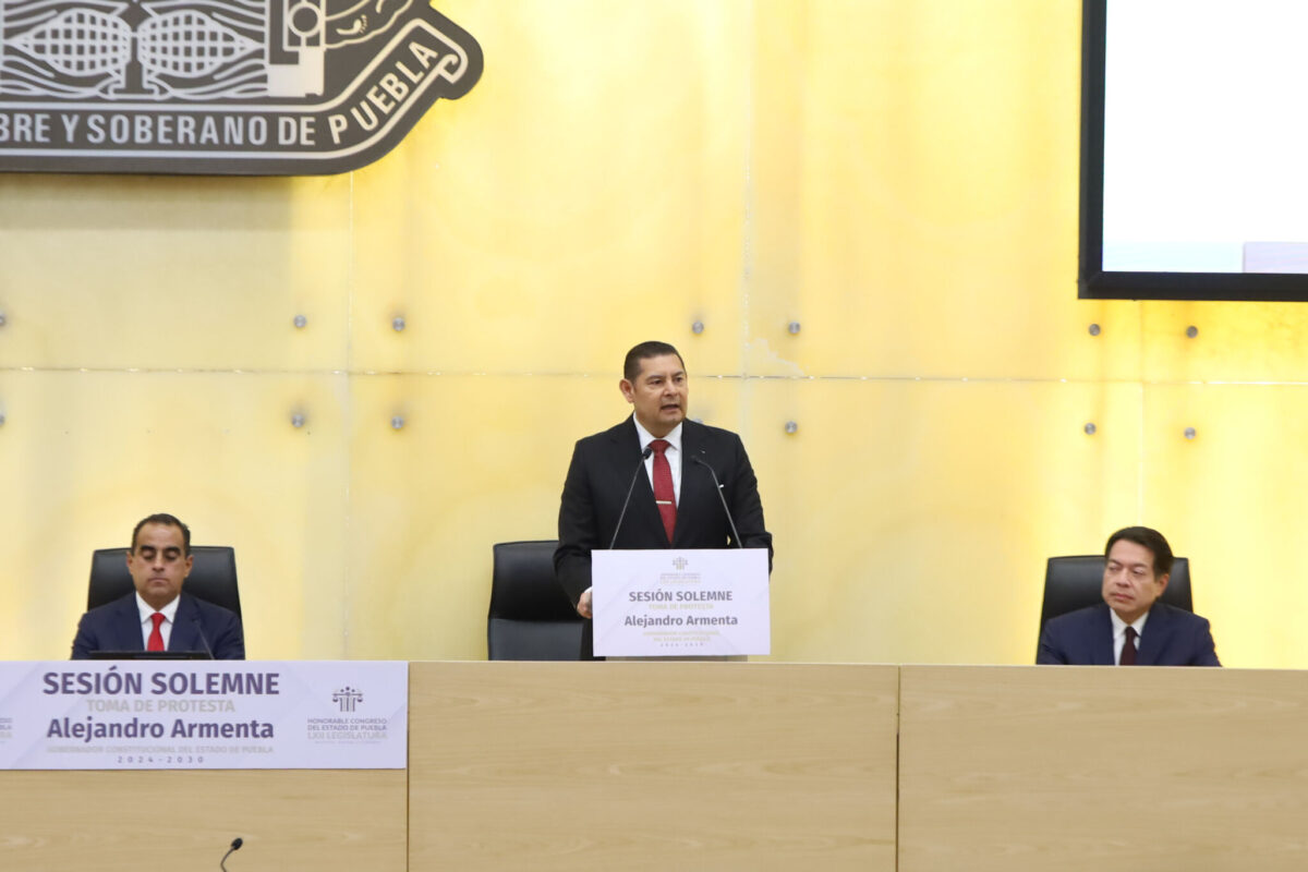 Alejandro Armenta toma protesta