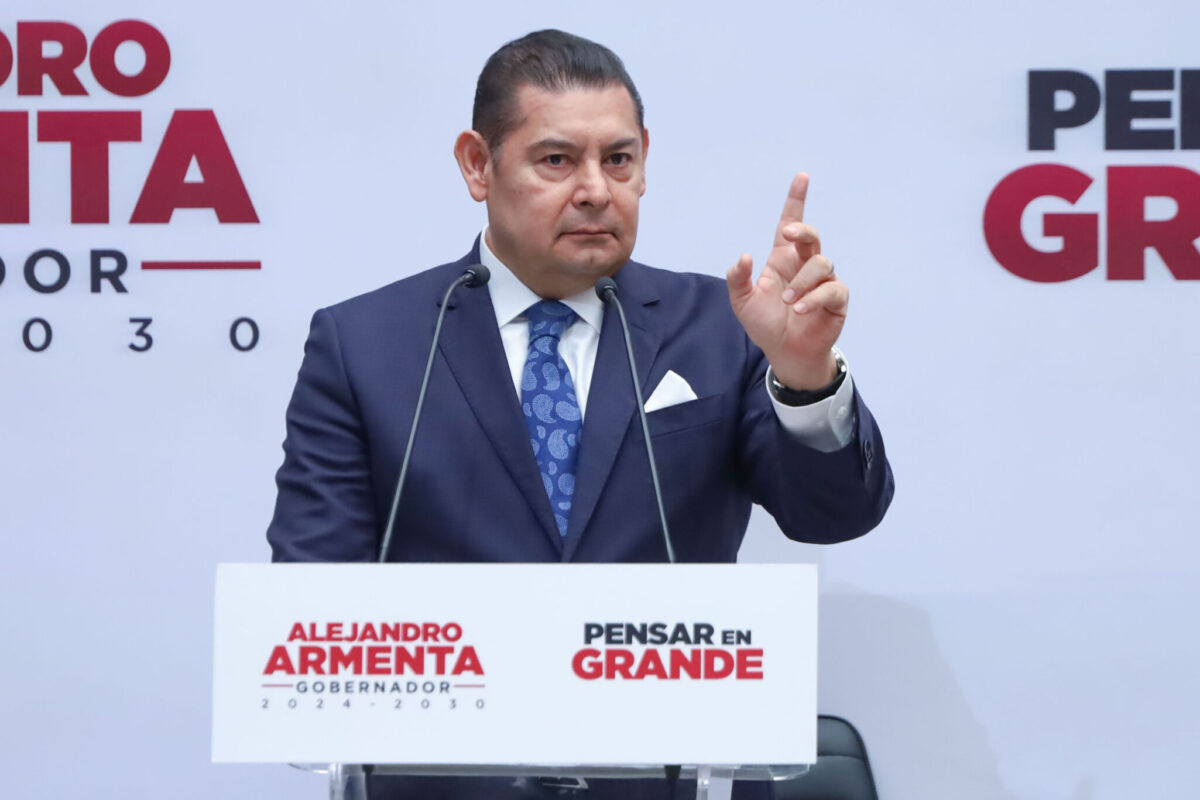 Armenta busca vuelos internacionales desde Puebla