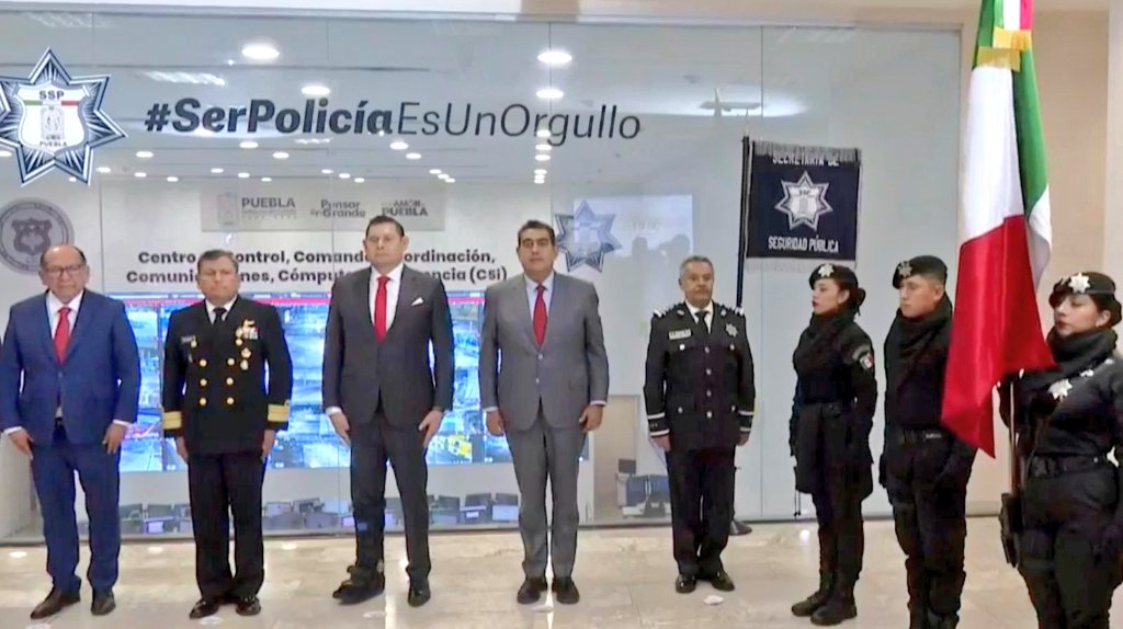 Francisco Sánchez recibe bando de la Secretaria de Seguridad Pública de Puebla