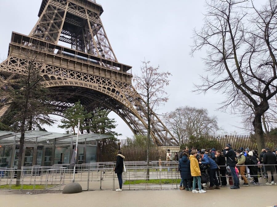 ¿Incendio en la torre Eiffel? Esto es lo que se sabe