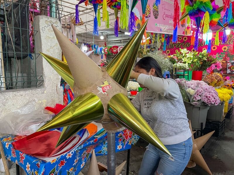 Conozcan a la familia Velázquez, expertos en fabricar y vender piñatas en Puebla 