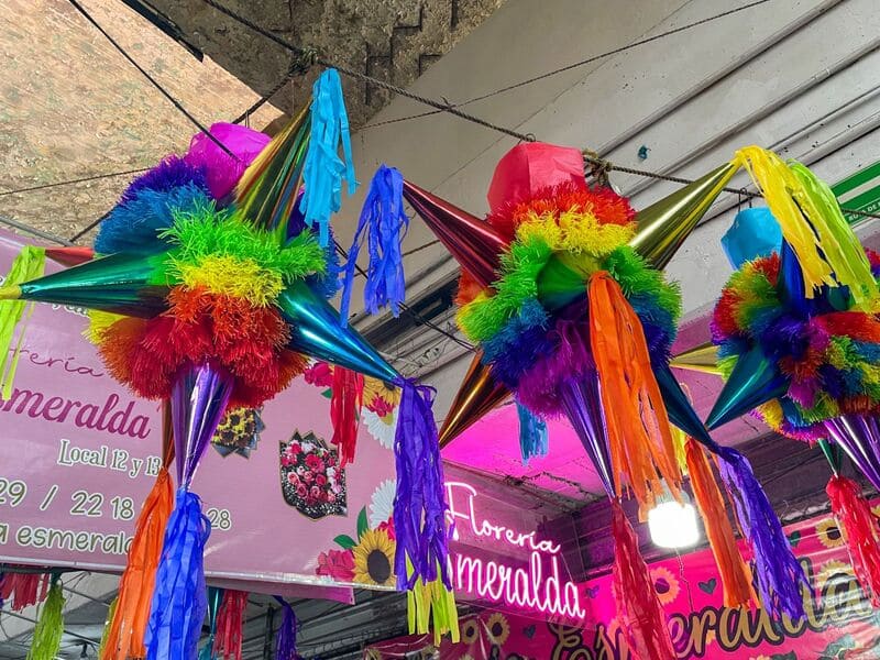 Conozcan a la familia Velázquez, expertos en fabricar y vender piñatas en Puebla 