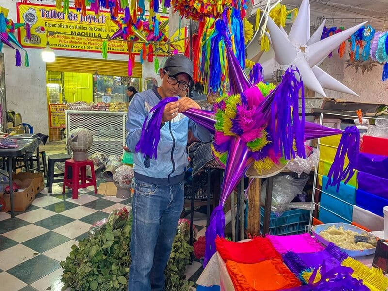 Conozcan a la familia Velázquez, expertos en fabricar y vender piñatas en Puebla 