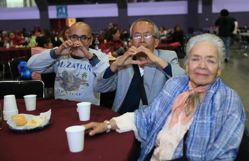 Familias disfrutan de Cena de Fin de Año organizada por Gobierno de Puebla