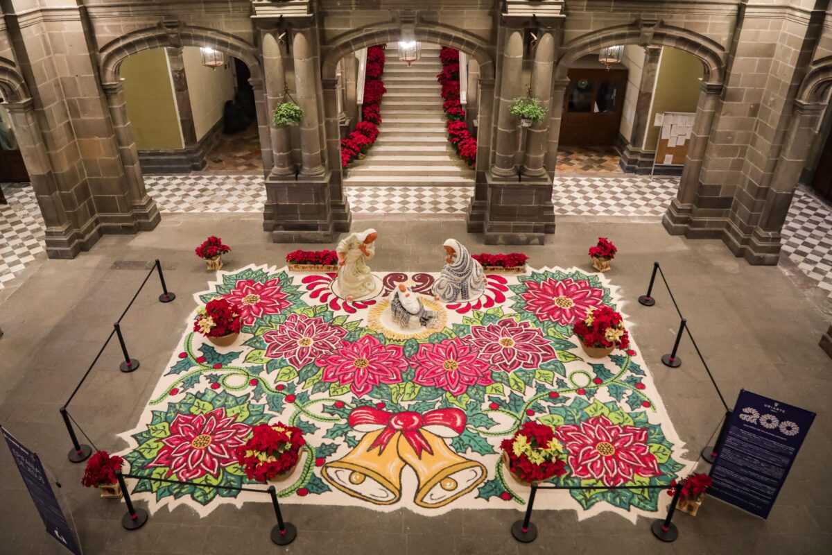 Nacimiento de talavera y alfombra artística transforman el Palacio Municipal