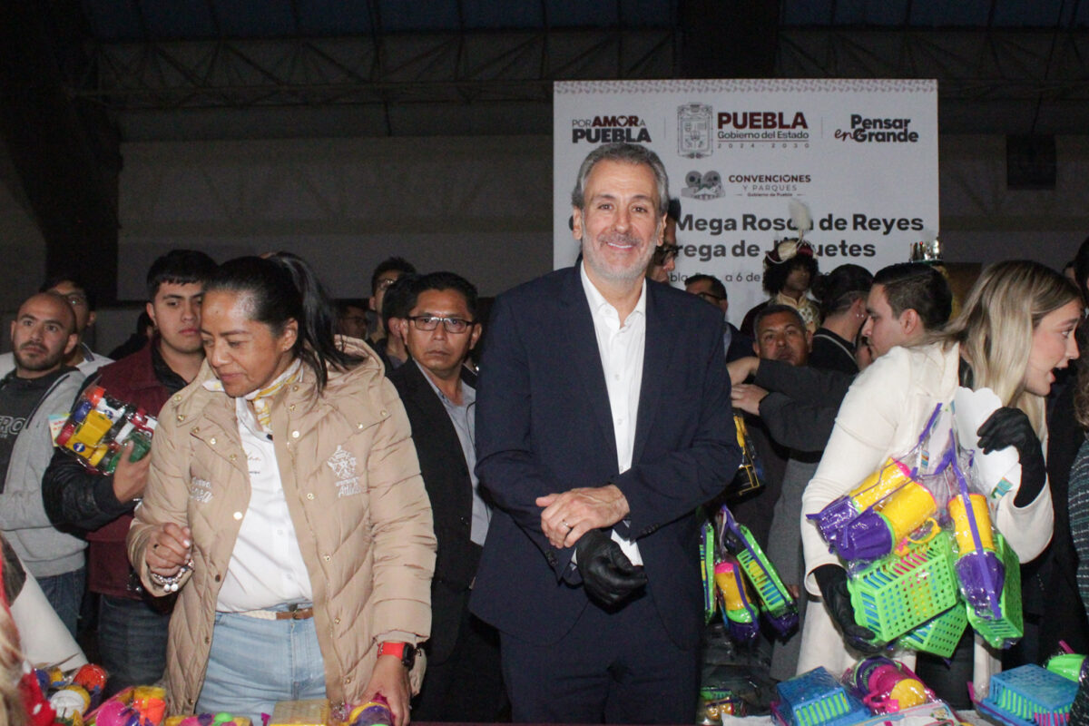 Alejandro Armenta y Ceci Arellano regalan juguetes y rosca de reyes para niños del interior del estado