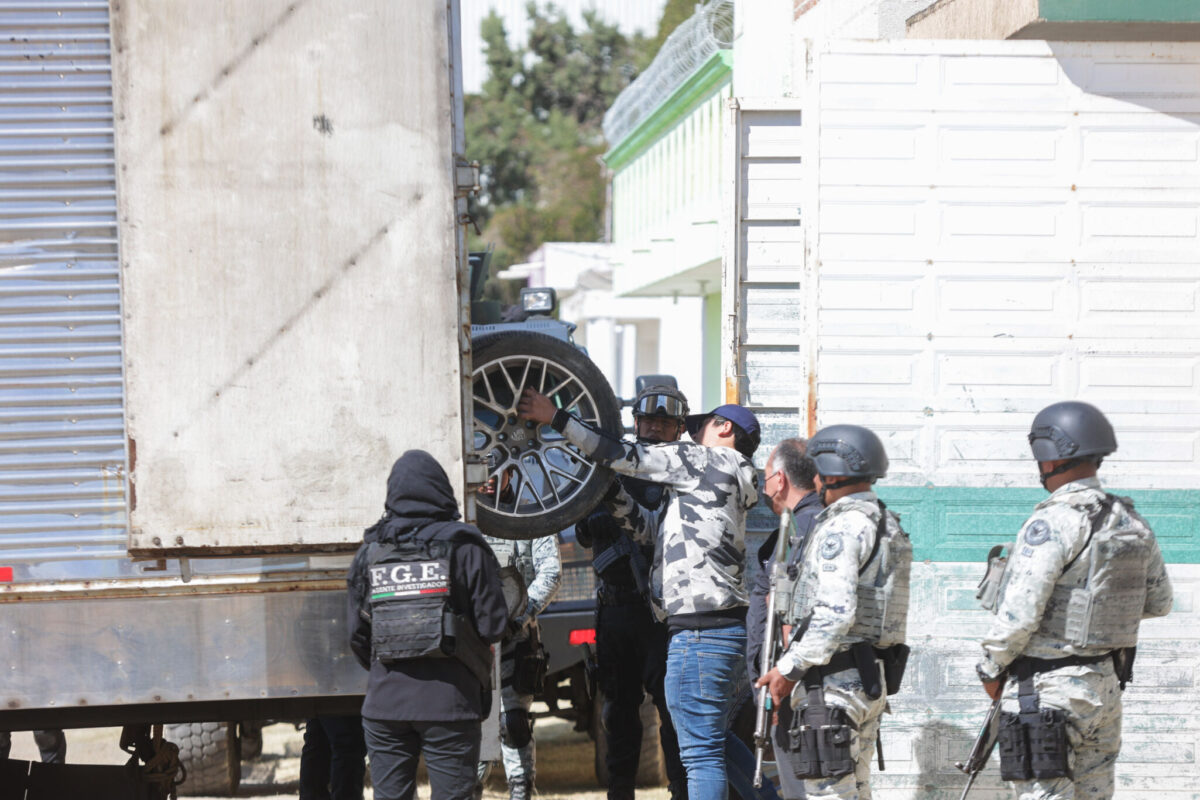 Aseguran lote de autopartes robadas de lujo en Puebla