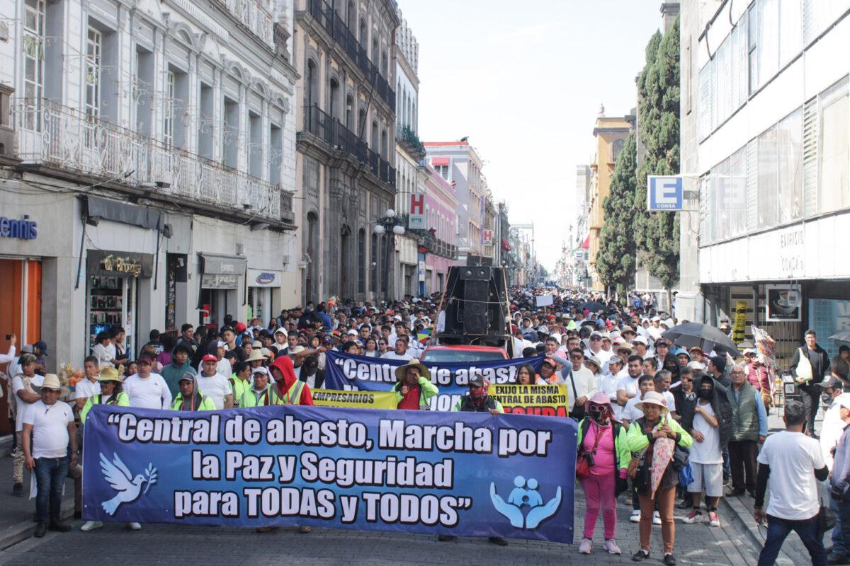 Central de Abasto marchan contra la inseguridad y bloquen el Centro de Puebla