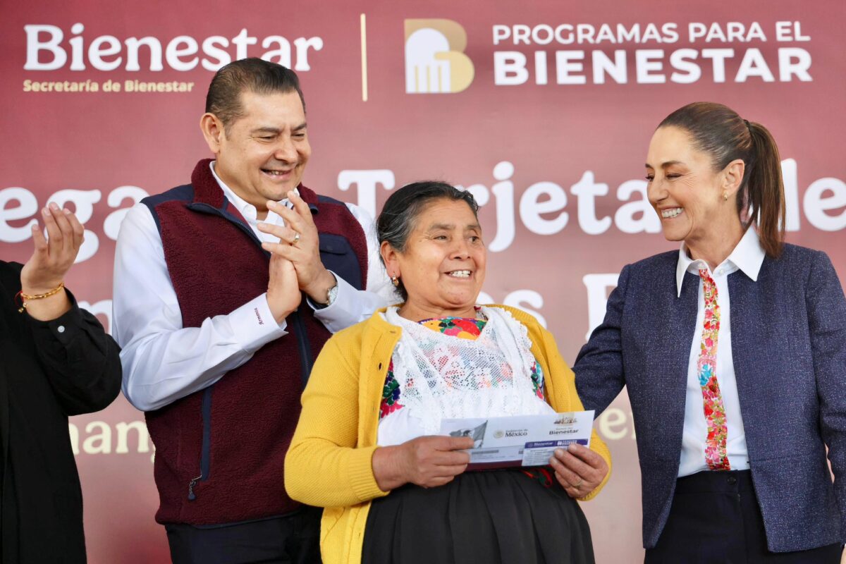 Entrega Claudia Sheinbaum 46 mil tarjetas de la pensión Mujeres Bienestar en Huauchinango