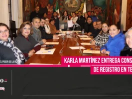 Karla Martínez entrega constancias de registro en Teziutlán