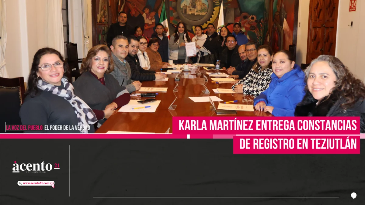 Karla Martínez entrega constancias de registro en Teziutlán