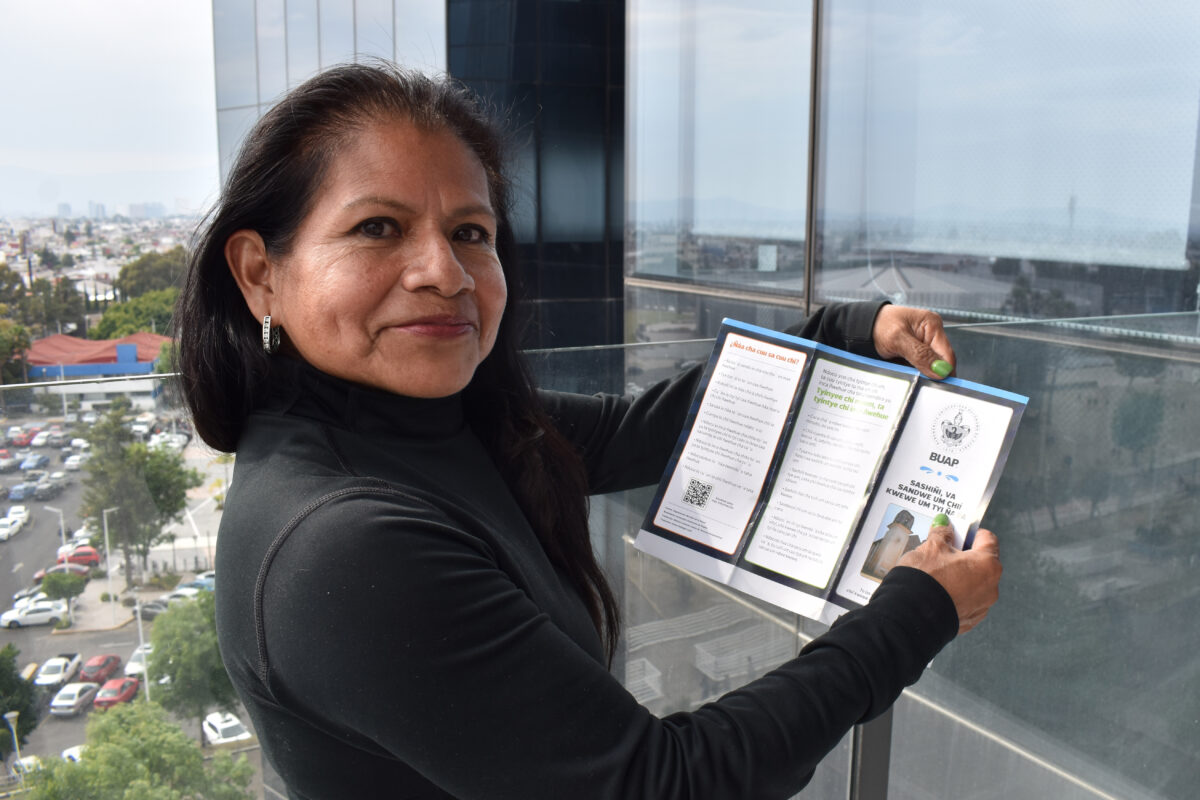 ¡Historia ejemplar! A los 60 años, Elena Gallegos se titula en la BUAP