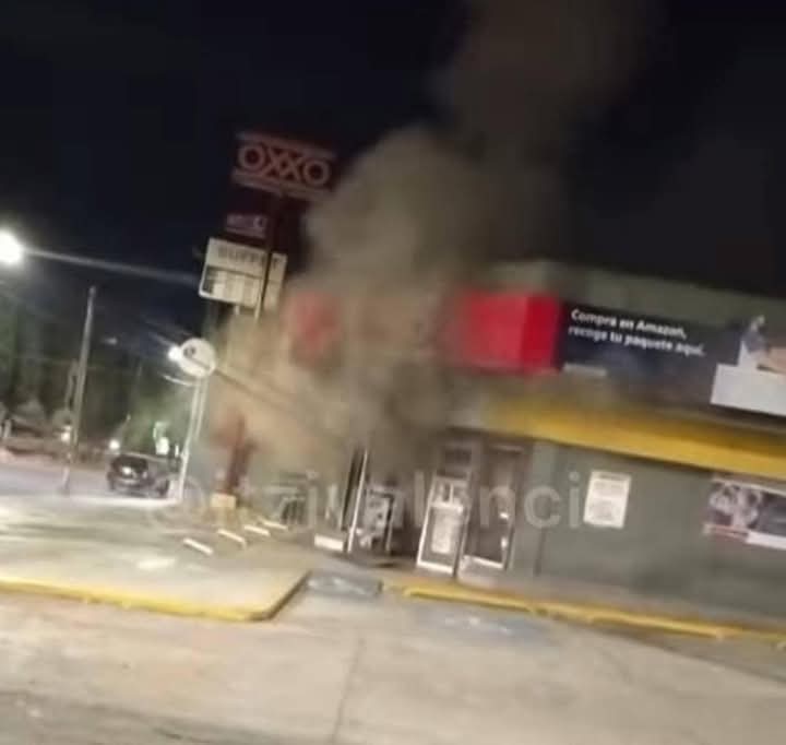 Incendio en Oxxo de san Sebastián.
