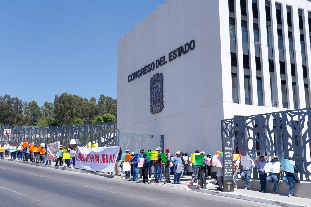 manifestantes arribaron al Congreso local alrededor de las 13:30 horas, quienes extendieron pancartas y lonas exigiendo la salida .