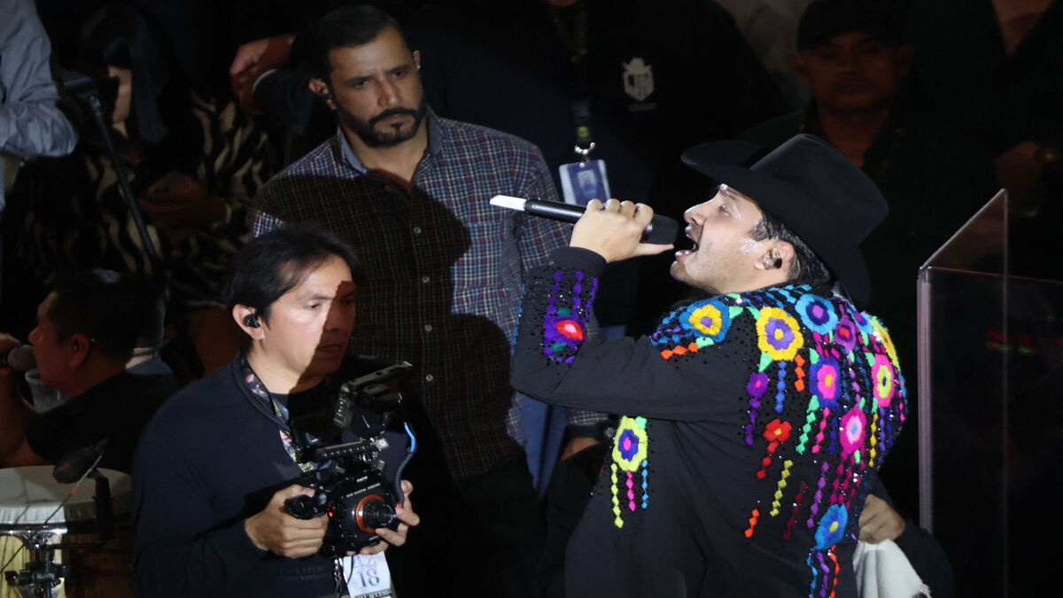 Julión Álvarez enciende el Palenque de Puebla en su primera noche