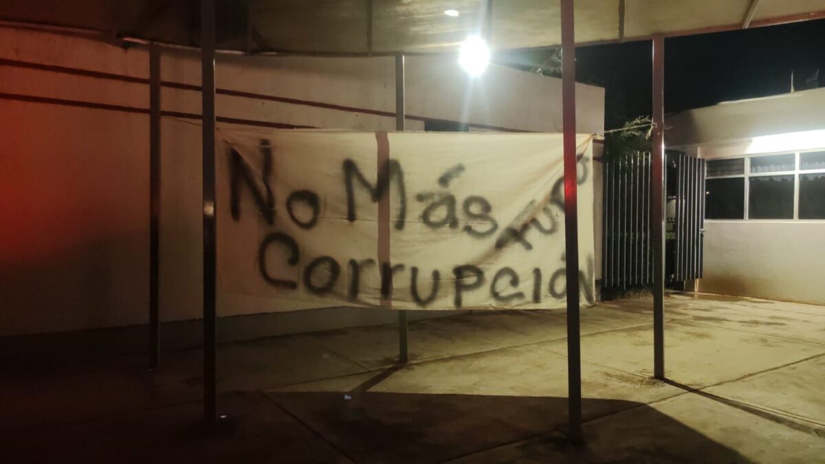 Ante el hartazgo de la comunidad estudiantil, decidieron desde la noche de este 8 de abril cerrar la escuela.
También colocaron mantas en las que se leen peticiones como “No más corrupción” así como “Fuera Zamora”.
