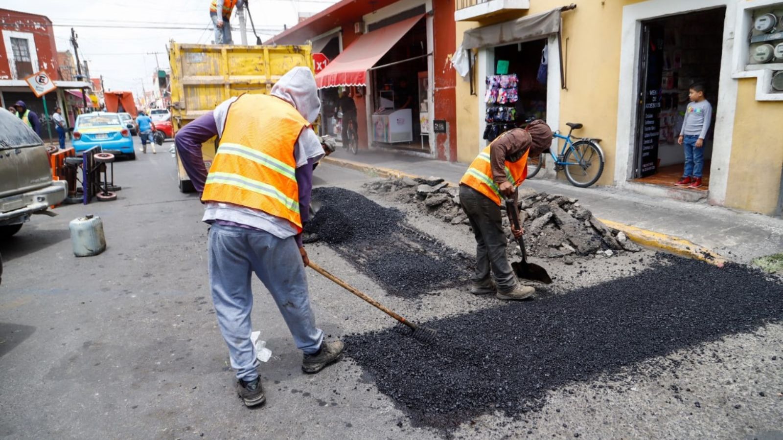 Tonantzin Fernández refuerza acciones de bacheo en la Cabecera Municipal