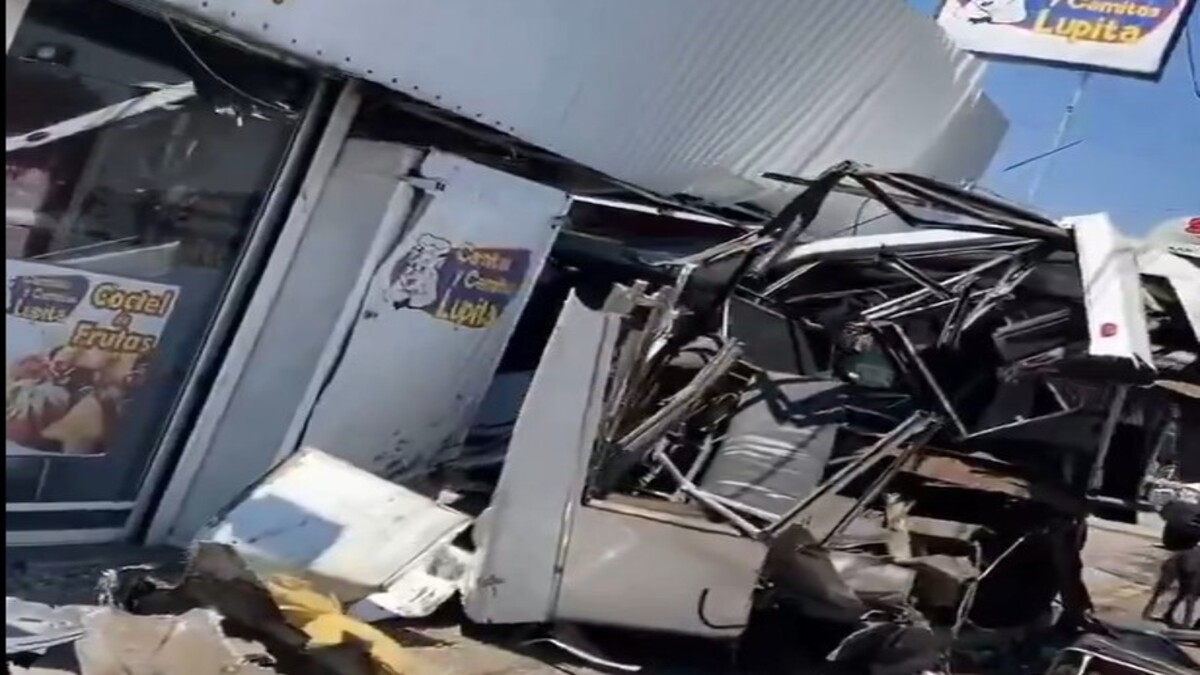 Accidente en la carretera federal a Tehuacán: Tráiler impacta a unidad de transporte público