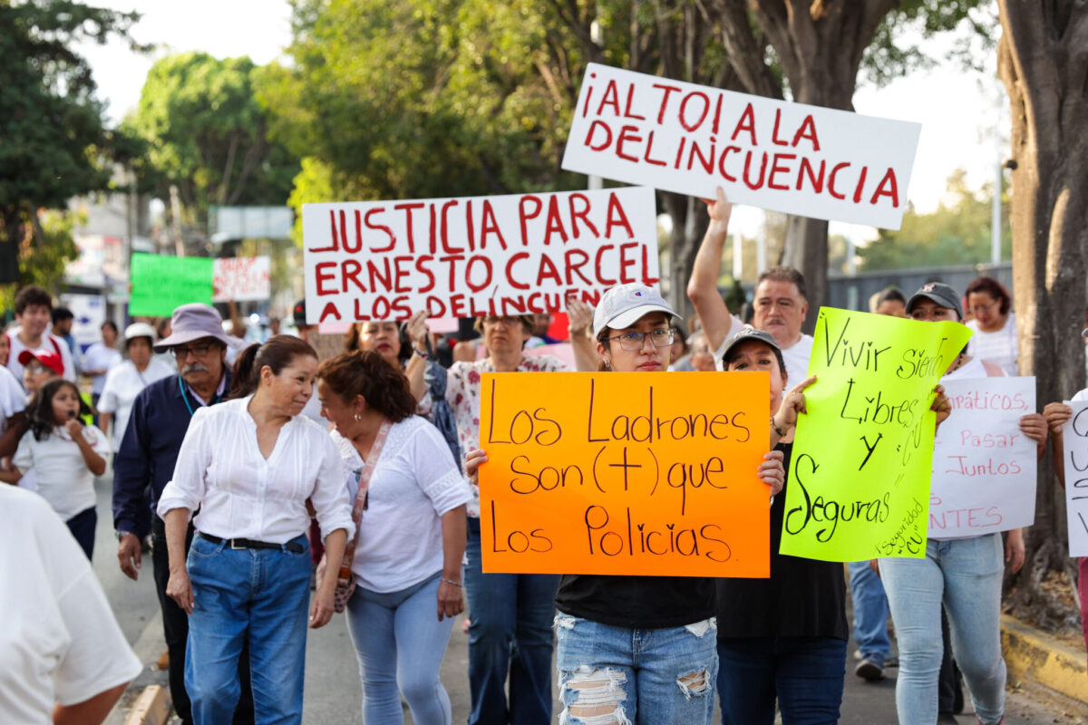 Los vecinos de esta colonia comenzaron a reunirse con cartulinas en donde revelaron que no hay seguridad en la zona y escasos patrullajes.