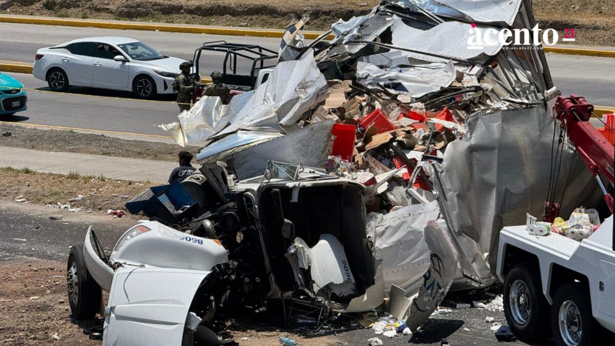 Cae de puente un tráiler en la Federal Tehuacán y la gente aprovecha para hacer rapiña