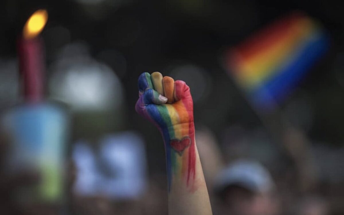 ¿Por qué conmemoramos el Día Internacional contra la Homofobia, la Transfobia y la Bifobia?
