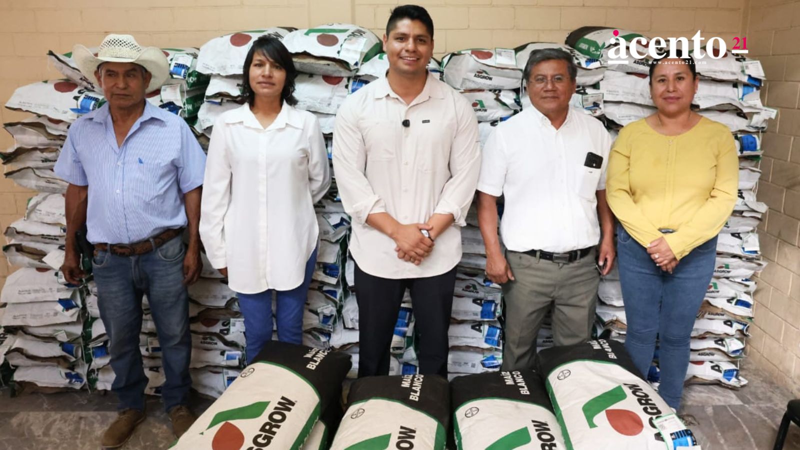 Entrega Omar Muñoz apoyos a agricultores de San Lorenzo Almecatla
