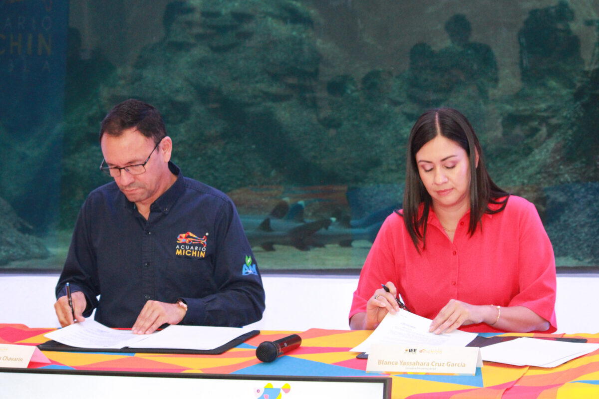 La presidenta del Instituto, Blanca Yassahara Cruz Garcia, y Jorge Gómez llanos Chavarin, director de Acuario Michín, realizaron la firma de este convenio para la promoción de la cultura cívica en Puebla.
