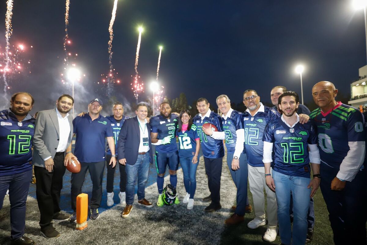 En un ambiente lleno de entusiasmo y espíritu deportivo, el gobernador de Puebla, Alejandro Armenta, encabezó el acto inaugural del equipo Arcángeles de Puebla, que debutó oficialmente en la Liga de Fútbol Americano Profesional (LFA). El evento se realizó en el Estadio del Tecnológico de Monterrey, campus Puebla, y marcó el regreso del fútbol americano profesional al estado tras cuatro años. Acompañaron al gobernador el asesor honorario en tecnología, Alejandro Armenta Arellano, el presidente municipal José Chedraui Budib, el comisionado nacional de la LFA Alejandro Jaime Trujillo y la secretaria estatal de Deporte y Juventud Gabriela Sánchez Saavedra. El mandatario recibió aplausos y muestras de apoyo por parte de jóvenes aficionados. El recibimiento fue emotivo. Niñas y niños apasionados por el fútbol americano entregaron un balón al gobernador, quien minutos después realizó lanzamientos de calentamiento junto con José Chedraui sobre el emparrillado. Además, Alejandro Armenta regaló gorras del equipo a la afición como gesto simbólico para fomentar el entusiasmo por este deporte en las nuevas generaciones. Antes del partido, el gobernador sostuvo una reunión con directivos de la liga y organizadores del evento. Ahí reafirmó el compromiso de su administración con el fortalecimiento del deporte como herramienta clave para reconstruir el tejido social. Subrayó que uno de los logros más importantes ha sido la creación de la Secretaría del Deporte y Juventud, antes solo una dirección, lo que representa una transformación institucional para impulsar la actividad física. El acto inaugural concluyó con la entonación del Himno Nacional Mexicano y el lanzamiento oficial del primer balón en la historia de los Arcángeles de Puebla, quienes se enfrentaron a los Gallos Negros de Querétaro ante la alegría de cientos de asistentes. Con este regreso, Puebla se posiciona nuevamente en el mapa nacional del fútbol americano profesional, gracias al respaldo del gobierno estatal y al entusiasmo colectivo por el deporte.