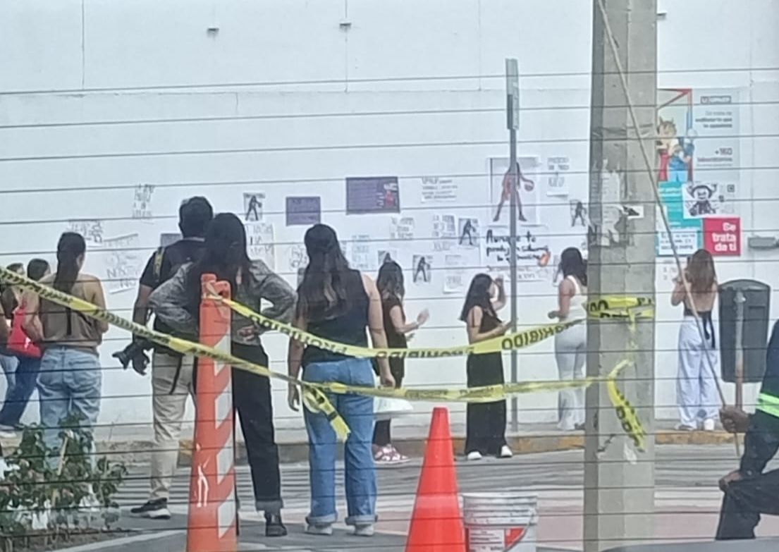 En la entrada del acceso de la 23 Sur, alrededor de 20 jóvenes colocaron carteles en solidaridad a su compañera, 