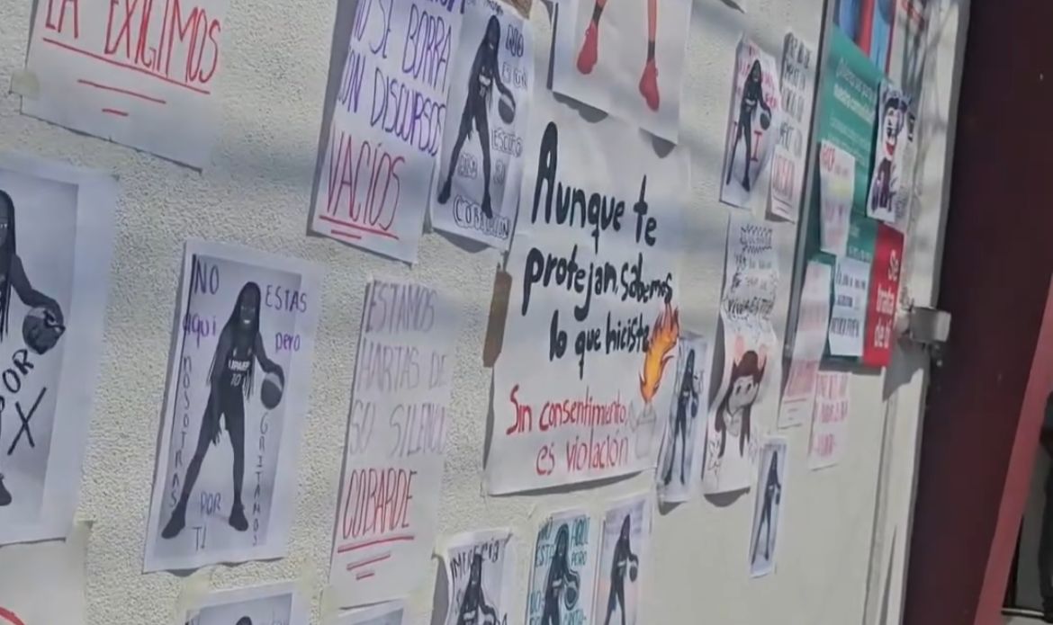 Alumnas de la Prepa UPAEP se manifiestan por el abuso sexual de una compañera