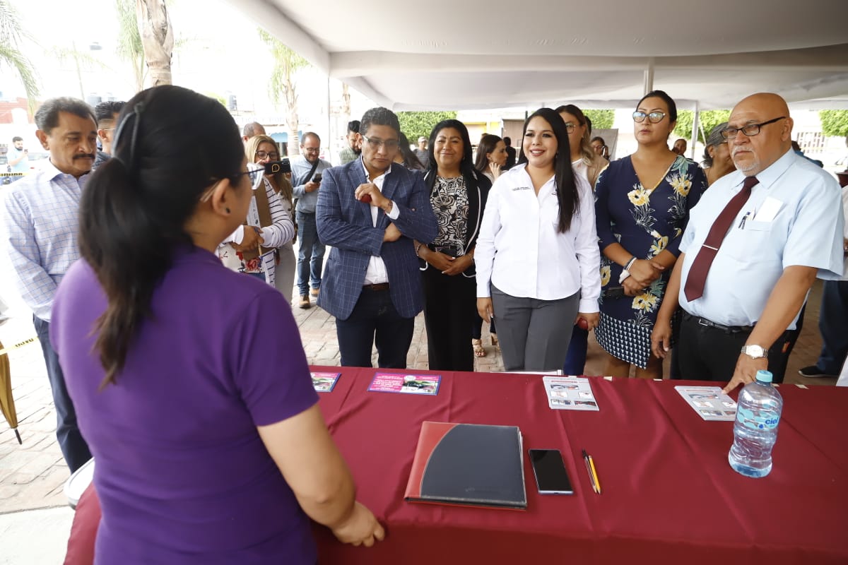 Como parte del compromiso del Ayuntamiento de San Pedro Cholula con el desarrollo económico y el bienestar de las familias del municipio, la presidenta municipal Tonantzin Fernández encabezó una nueva edición de la Feria Nacional del Empleo, realizada en la junta auxiliar de Santiago Momoxpan. En coordinación con el Gobierno del Estado de Puebla y el Servicio Nacional de Empleo, se reunieron 25 empresas que ofertaron más de 600 vacantes, dirigidas a distintos perfiles laborales y con el propósito de fortalecer el mercado laboral local. La presidenta municipal destacó que estas ferias buscan acercar directamente a la ciudadanía cholulteca opciones laborales dignas, con sueldos competitivos que van desde los 8 mil 500 hasta los 25 mil pesos mensuales, y con oportunidades ubicadas dentro del mismo municipio, lo que reduce gastos de traslado para las y los trabajadores. Además, subrayó que estos espacios no solo fomentan la empleabilidad, sino que también promueven condiciones laborales justas, ya que los puestos ofrecidos incluyen prestaciones de ley, bonos por productividad y esquemas de capacitación para jóvenes sin experiencia previa. El Gobierno Municipal informa que la próxima edición de esta Feria Nacional del Empleo se llevará a cabo el próximo 6 de junio en la Plaza de la Concordia, consolidando así una política pública orientada a facilitar el acceso al empleo formal para todas y todos los cholultecas.
