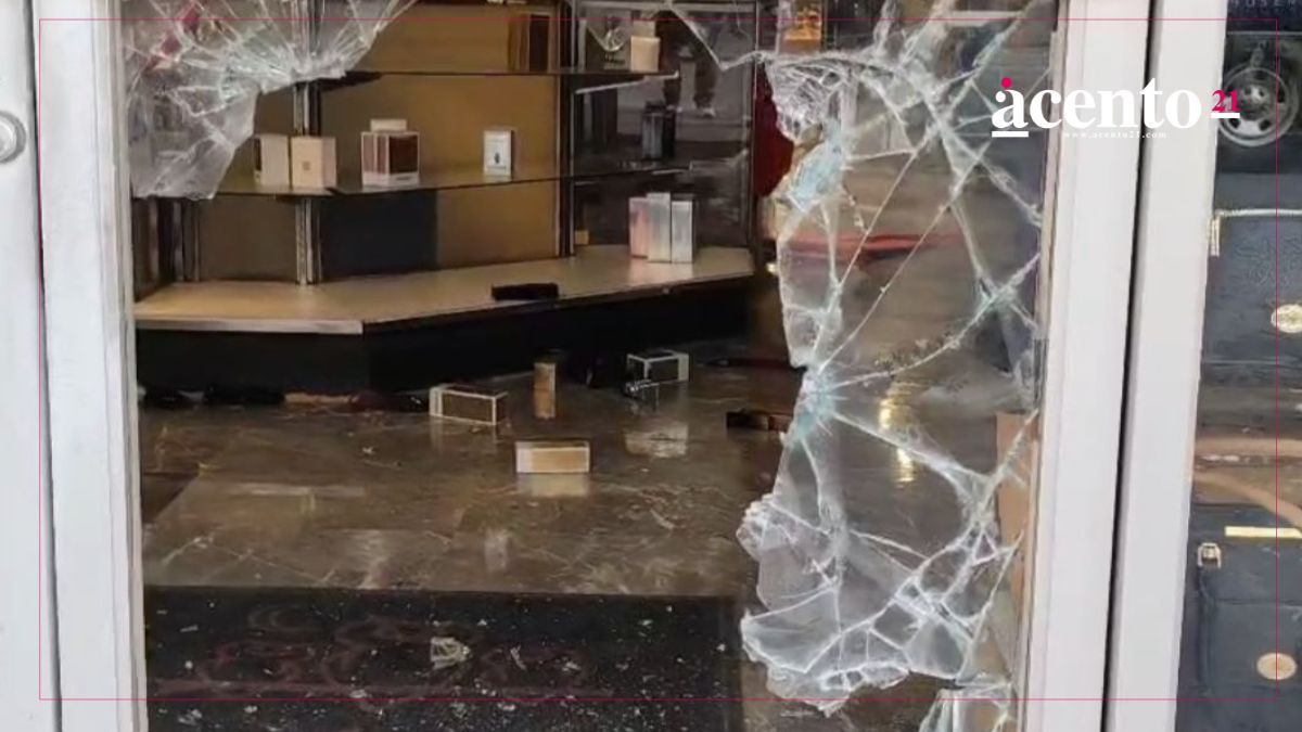 Ladrones dan cristalazo al Sanborns del centro histórico y se roban perfumes